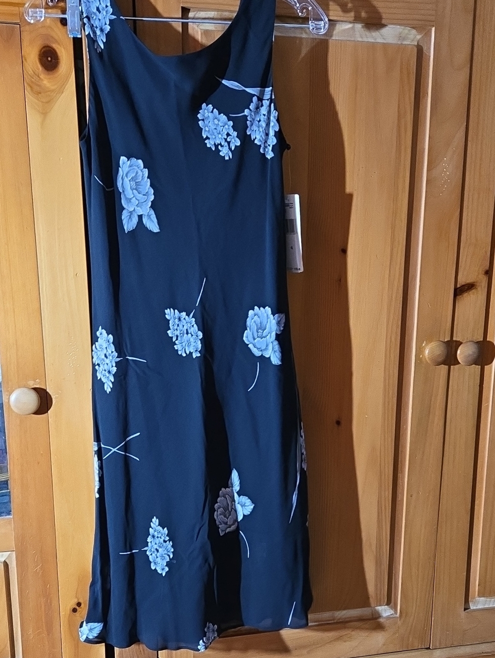 Jones New York Black Sleeveless Floral Dress with White Blooms.  NWT SZ 4